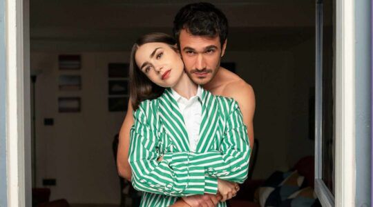 Emily en Marcello staan in elkaars armen en kijken naar voor.