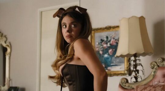 Sydney Sweeney in de serie Euphoria met konijnoren.