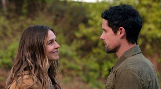 Lark en Brady kijken naar elkaar in de serie Virgin River.