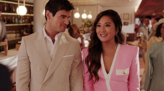 Nicolas en Mindy naast elkaar hand in hand.