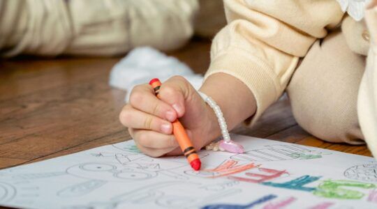 Meisje is aan het tekenen.