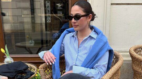 Meisje draagt een blauwe trui en een blauwe bloes.