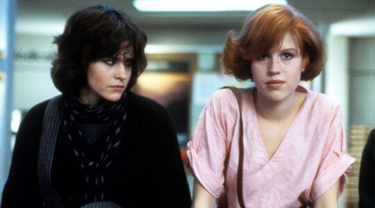 Twee meisjes zitten naast elkaar.