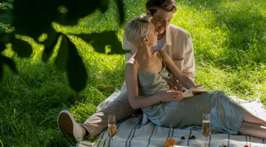 Eco-dating: een stel op een grasveld.