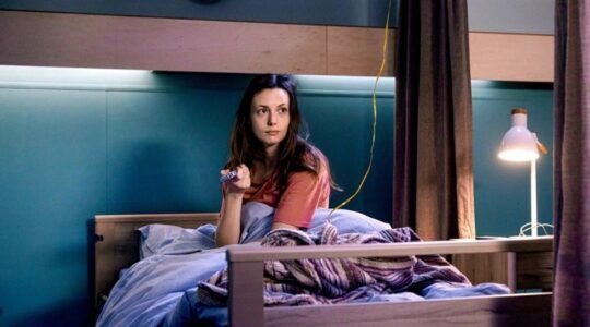 Gaite Jansen zit in bed voor de film Paaz.