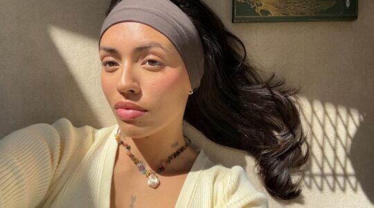 Widya Soraya maakt een selfie en kijkt in de camera.