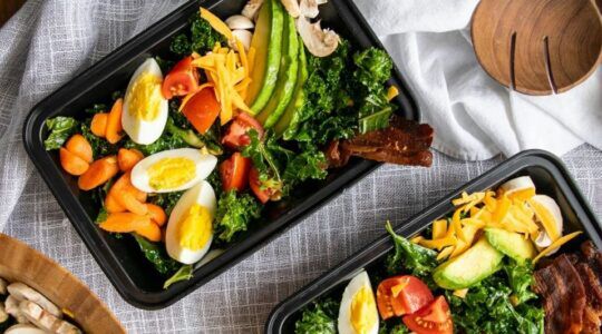 Een mealprep in een bakjes op het aanrecht.