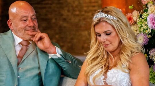 Sandra en Rob op de bank bij Married at First Sight