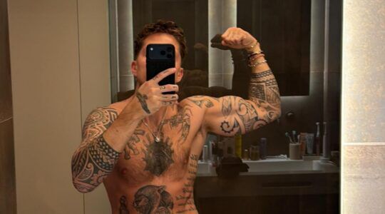 André Hazes maakt een spiegelselfie.