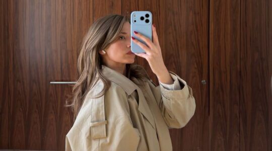 Vrouw die een selfie in de spiegel maakt.