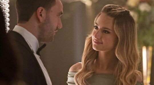 Meisje kijkt jongen boos aan.