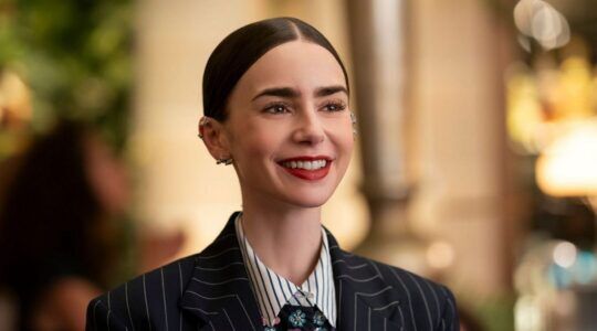 Emily kijkt lachend vooruit.