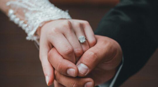 Handen van een koppel.