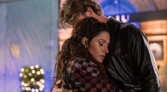 Brad en Billie in Sex/Life knuffelend.