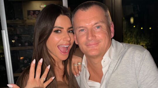 Olcay Gulsen met haar man Eelko na verloving