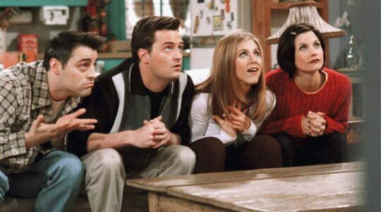 Personages van Friends samen op de bank.