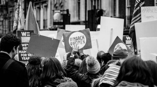 Vrouwen protesteren.
