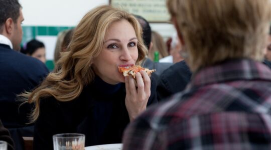 Vrouw eet pizza