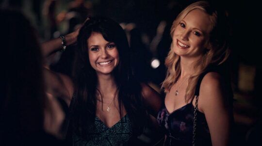 Candice King en Nina Dobrev lachend.