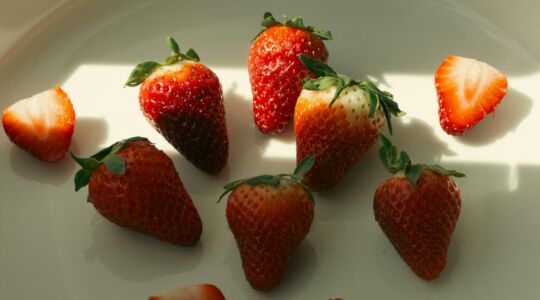 Aardbeien op een bord