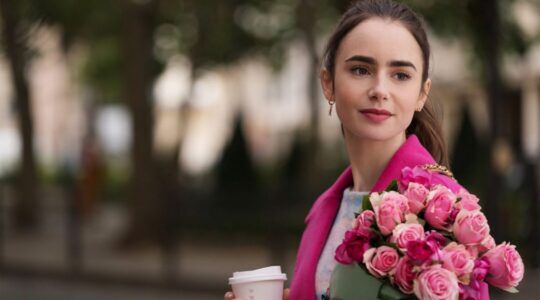 Emily met koffie en rozen.