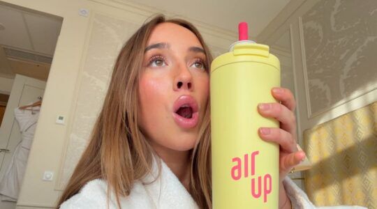 Meisje met een AirUp.