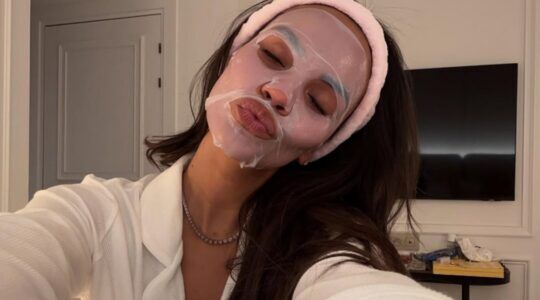 Vrouw met een maskertje op.