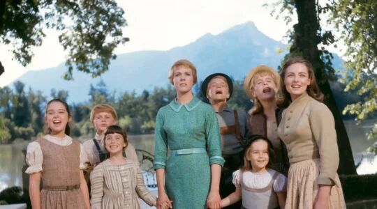De familie Von Trapp samen voor het Oostenrijke landschap.
