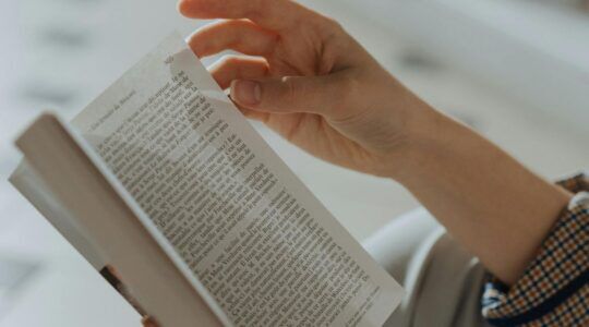 Vrouw leest een boek.