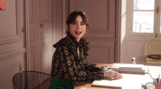 Emily zit aan haar bureau.