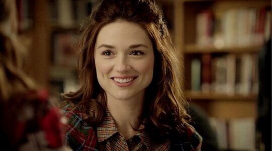 Allison Argent kijkt lachend.