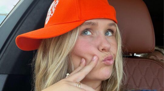 Mikky Kiemeney met een oranje petje.