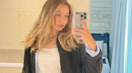Gigi Hadid maakt spiegelselfie.