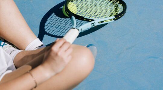 Vrouw met een tennisracket.
