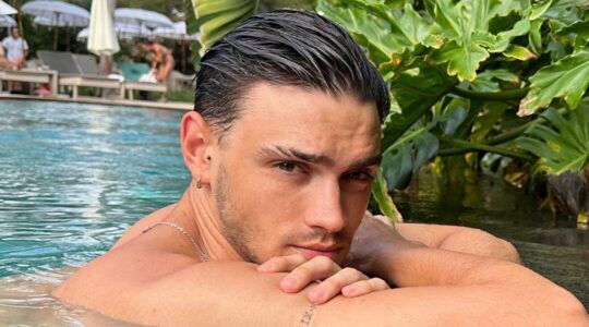 Man in het water.
