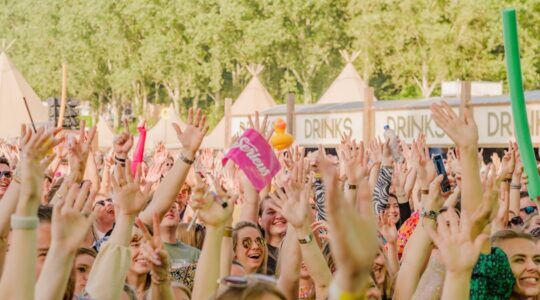 Mensen op een festival.