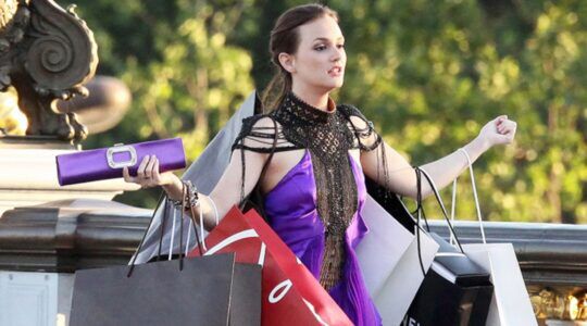 Vrouw is aan het shoppen.