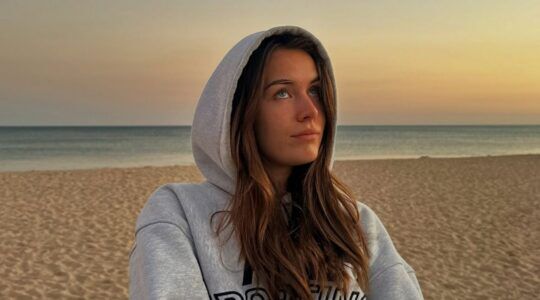 Meisje op het strand.