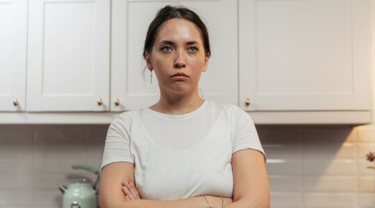 Vrouw kijkt geirriteerd.