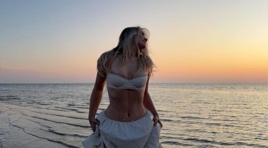 Juultje Tieleman op het strand.