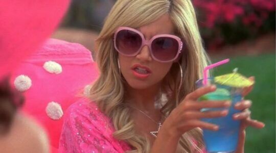Sharpay met een drankje in haar hand.