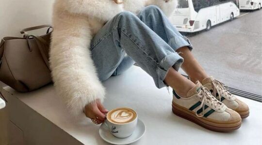 Vrouw met sneakers zonder sokken.