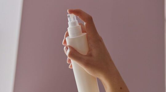 Flesje in een hand.