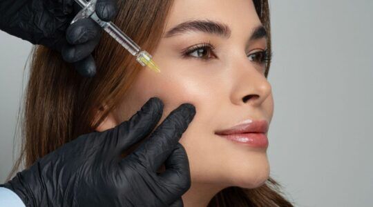 Vrouw doet botox in haar gezicht.