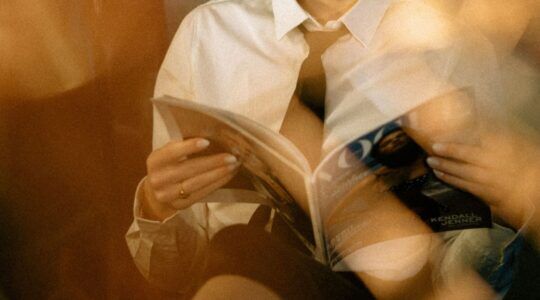 Vrouw leest boek.