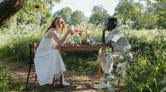 Een koppel date in een tuin.