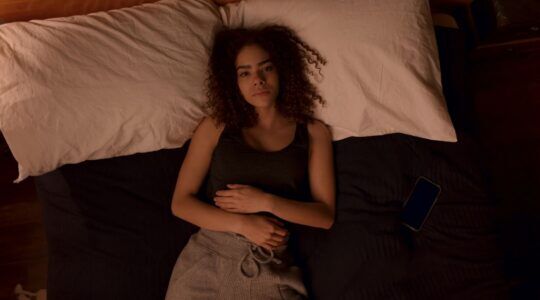Vrouw op bed.