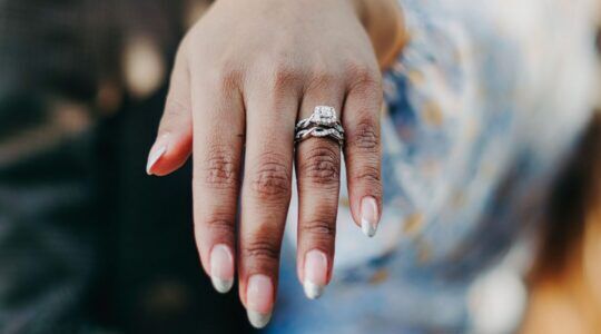 Ring aan de hand van een vrouw.