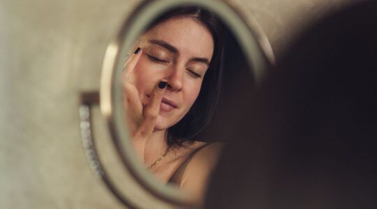Vrouw doet make-up