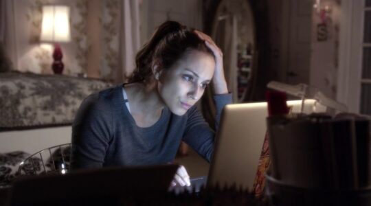 Vrouw achter de computer.